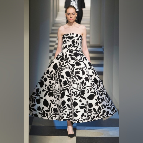 *$8,000 OSCAR DE LA RENTA WHITE SILK BLACK FLORAL EMBROIDERED RUNWAY GOWN US L - Picture 10 of 15